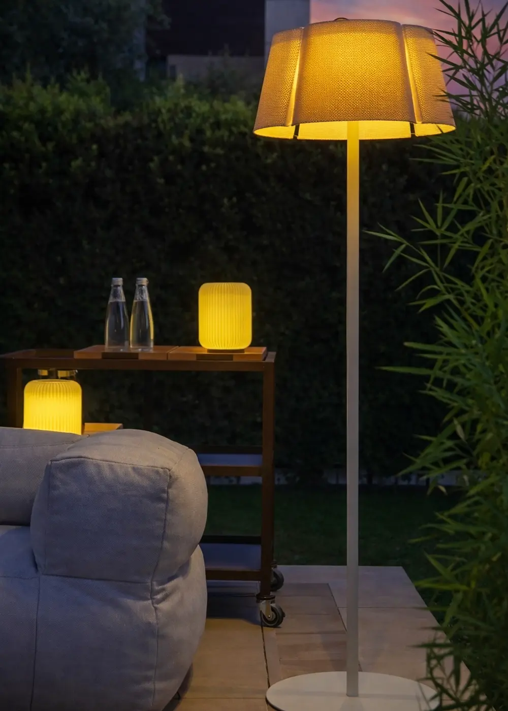 Olii Solar Outdoor Floor Lamp | Bahçe Ve Teras İçin Güneş Enerjili Aydınlatma
